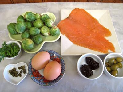 Ingrédients pour la recette : Amuse-bouche au saumon fumé et aux choux de Bruxelles