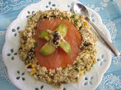 chou de bruxelles : Assiette d'un amuse-bouche au saumon fumé et aux choux de Bruxelles