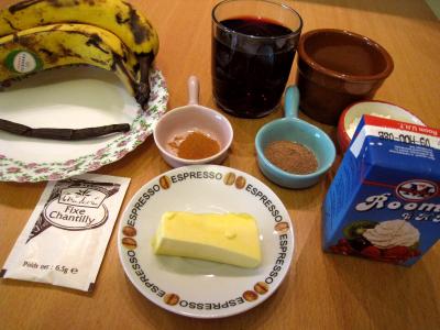 Ingrédients pour la recette : Bananes au vin rouge et chantilly