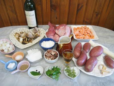 Ingrédients pour la recette : Coq au vin aux cèpes façon auvergnate