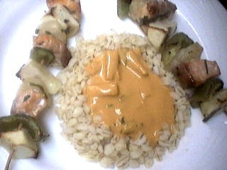 saumon : Assiette de brochettes de saumon à l'ananas