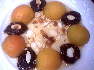 Cuisine diététique : Assiette d'abricots et pruneaux au sirop