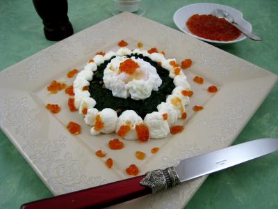 vinaigre blanc : Assiette de galette d'épinards aux oeufs de saumon
