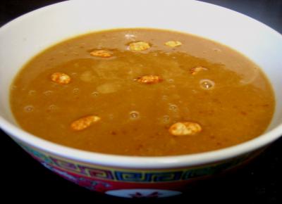 gingembre en poudre : Bol de sauce aux cacahuètes