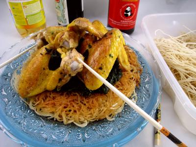 vinaigre blanc : Assiette d'ailes de poulet aux nouilles croustillantes