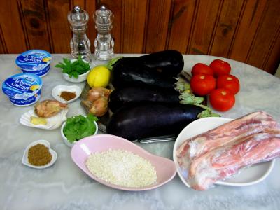 Ingrédients pour la recette : Aubergines farcies et sa sauce au yaourt façon turque