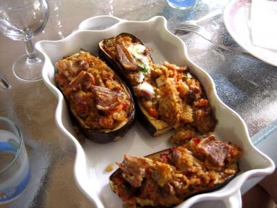 farcis : Plat d'aubergines farcies et sa sauce au yaourt