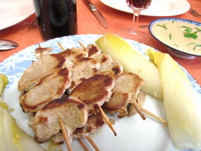 Image : Assiette de brochettes de porc aux enfives et sa sauce aux noix de cajou