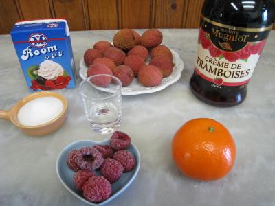 Ingrédients pour la recette : Cocktail de crème de framboises et litchis