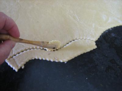 Découpe de la pâte à oreillettes