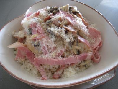 Pâtes alimentaires : Assiette de risotto aux champignons et au jambon à l'italienne