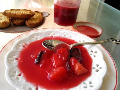Image : Coupelle de confiture de prunes et de pommes à la crème