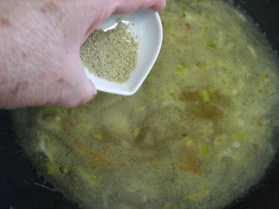 Crème d'asperges aux gésiers confits et magret à la landaise - 7.4