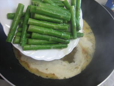 Crème d'asperges aux gésiers confits et magret à la landaise - 8.1