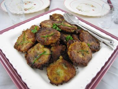 beignets salés : Assiette de beignets de pommes de terre