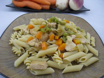 Photo : Pâtes complètes aux carottes et légumes pour personnes diabétiques