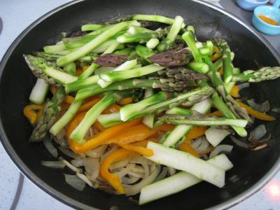Recette Sauté d'asperges aux oignons et poivron