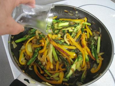Sauté d'asperges aux oignons et poivron - 7.3