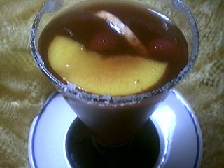 Image : Verre de sangria à la pêche