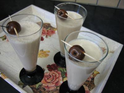 Recettes sans sel : Plateau de verres de cocktail de crème de cerises