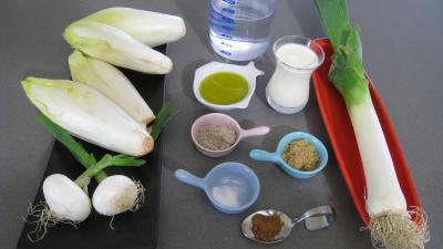 Ingrédients pour la recette : Blanquette aux endives et aux poireaux