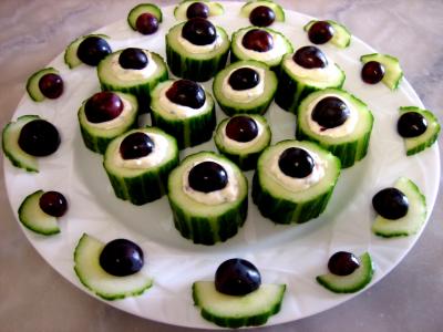 Recette Assiette de bouchées au concombre et au roquefort