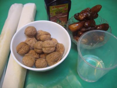 Ingrédients pour la recette : Bouchées feuilletées aux dattes et aux noix