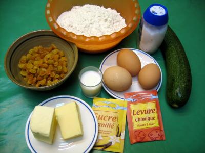 Ingrédients pour la recette : Cake sucré aux courgettes