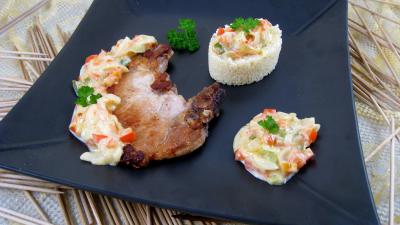 poivron rouge, vert, jaune : Assiette de côtes de porc au lait de coco