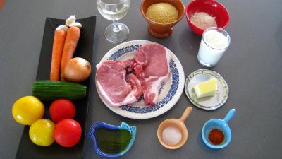 Ingrédients pour la recette : Côtes de porc et son sauté de tomates
