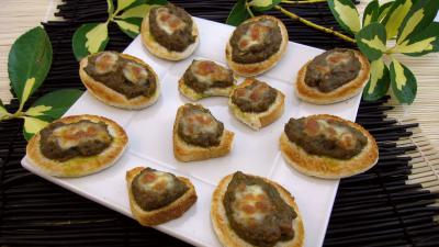 Cuisson au grill : Plat de bouses de vache printanières sur canapés pour hallowen