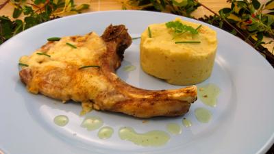 Côte de porc : Assiette de côtes de porc et sa purée d'aubergines