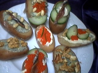 anchois à l'huile : Assiette de canapés aux pommes de terre