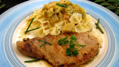 Assiette de côtes de porc aux légumes