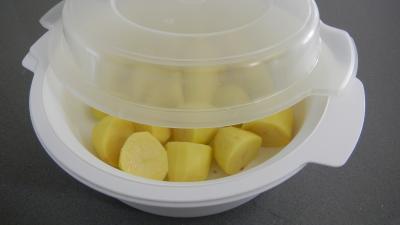 Cuisson des pommes de terre à la vapeur au micro-ondes