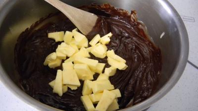 Chocolat fondu avec du beurre
