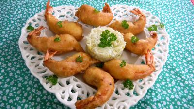 beignets salés : Assiette de beignets de crevettes ou gambas