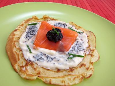 Cuisine russe : Assiette avec un blinis de saumon fumé