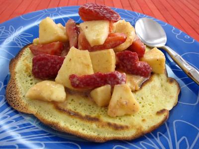 Image : Dans l'assiette un blinis avec une salade de fraises et de fruits