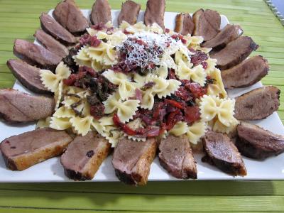 plat complet : assiette de fricassée de légumes et son magret de canard
