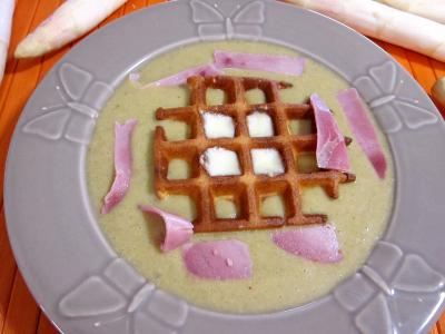 asperge : Assiette de mâche en velouté et sa gaufrette à la mozzarella