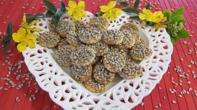 confiture de figues : Assiette de canapés aux graines de tournesol