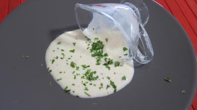 Sauces : Sauce au mascarpone renversée dans une assiette