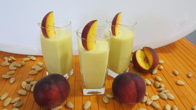 Boissons : Verres de lait d'amandes aux pêches