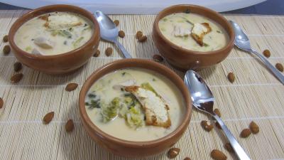 noix de coco : Bols de soupe de poulet au lait d'amandes et de noix de coco