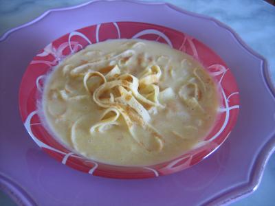 crème aux légumes : Assiette de crème de poireaux aux crèpes