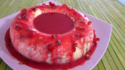 semoule de blé dur : Assiette du gâteau de semoule au coulis de framboises