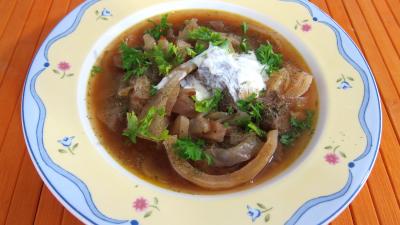 vinaigre vin rouge : Assiette de bortsch russe